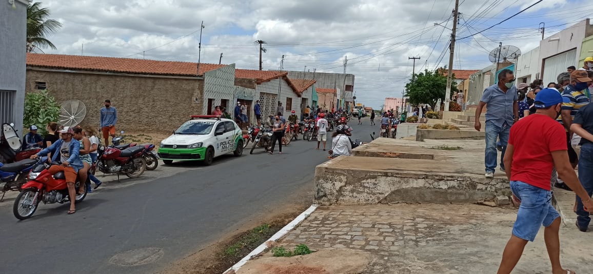 Três pessoas são encontradas mortas dentro de residência